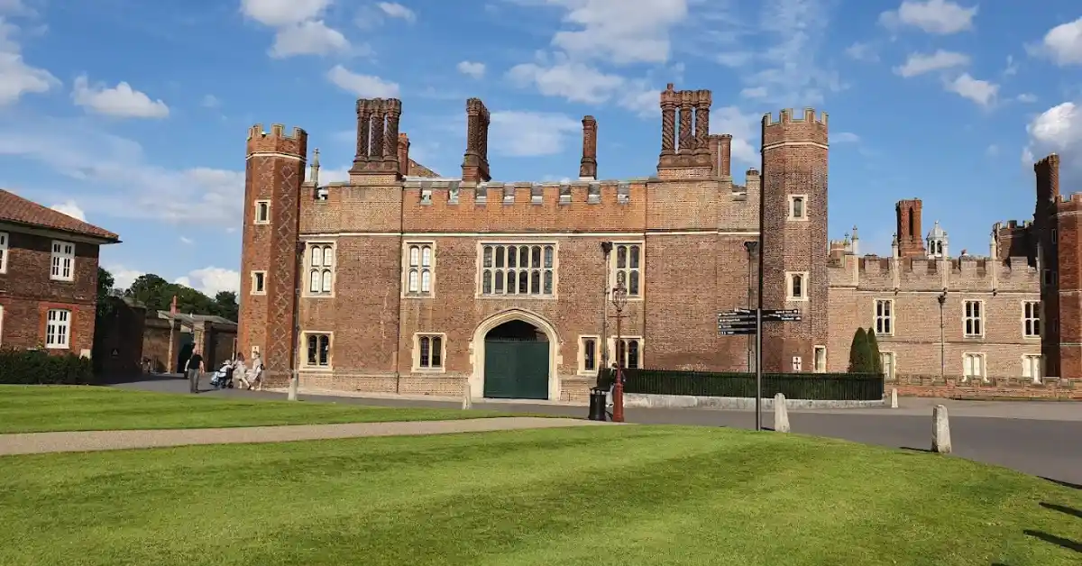 Hampton Court Palace - Wedding venue in London - Lens of Lights Uk